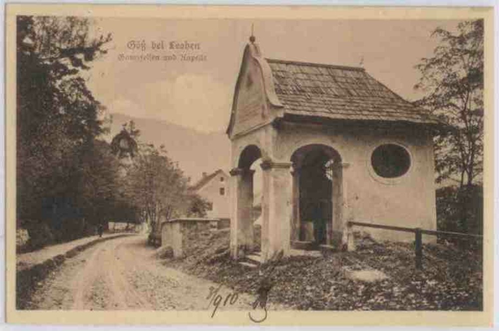 Göß bei Leoben, Straßenansicht mit Gamsfelsen und Kapelle 1910