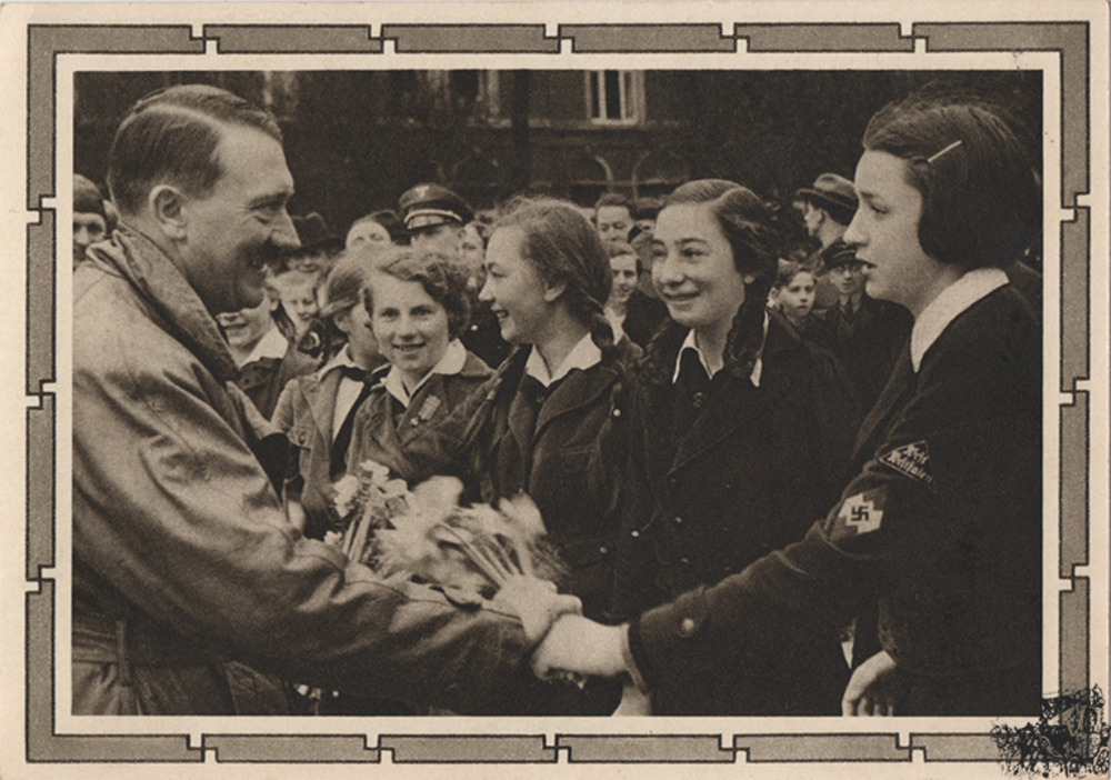 Postkarte: Der Führer mit Mädchen