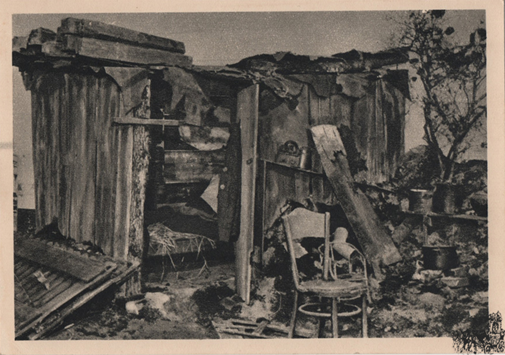 Postkarte: Ausstellung - Das Sowjet-Paradies - Wohnhöhle eines Arbeiters