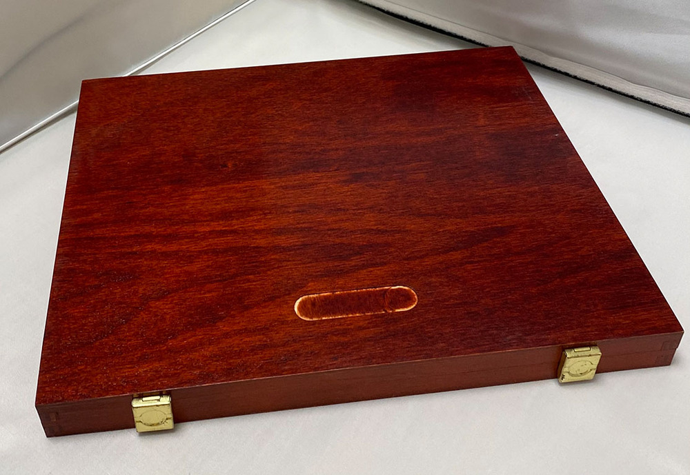 Münzkassette für 12 Münzen aus Holz, quatratische Einteilung, Größe 53 x 53 mm, gebraucht Münzkassette für 12 Münzen aus Holz, quatratische Einteilung, Größe 53 x 53 mm, gebraucht