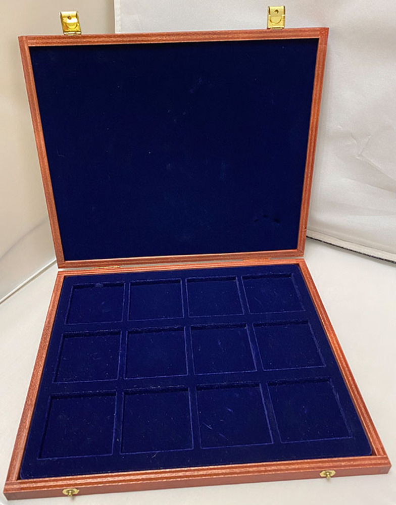 Münzkassette für 12 Münzen aus Holz, quatratische Einteilung, Größe 53 x 53 mm, gebraucht Münzkassette für 12 Münzen aus Holz, quatratische Einteilung, Größe 53 x 53 mm, gebraucht